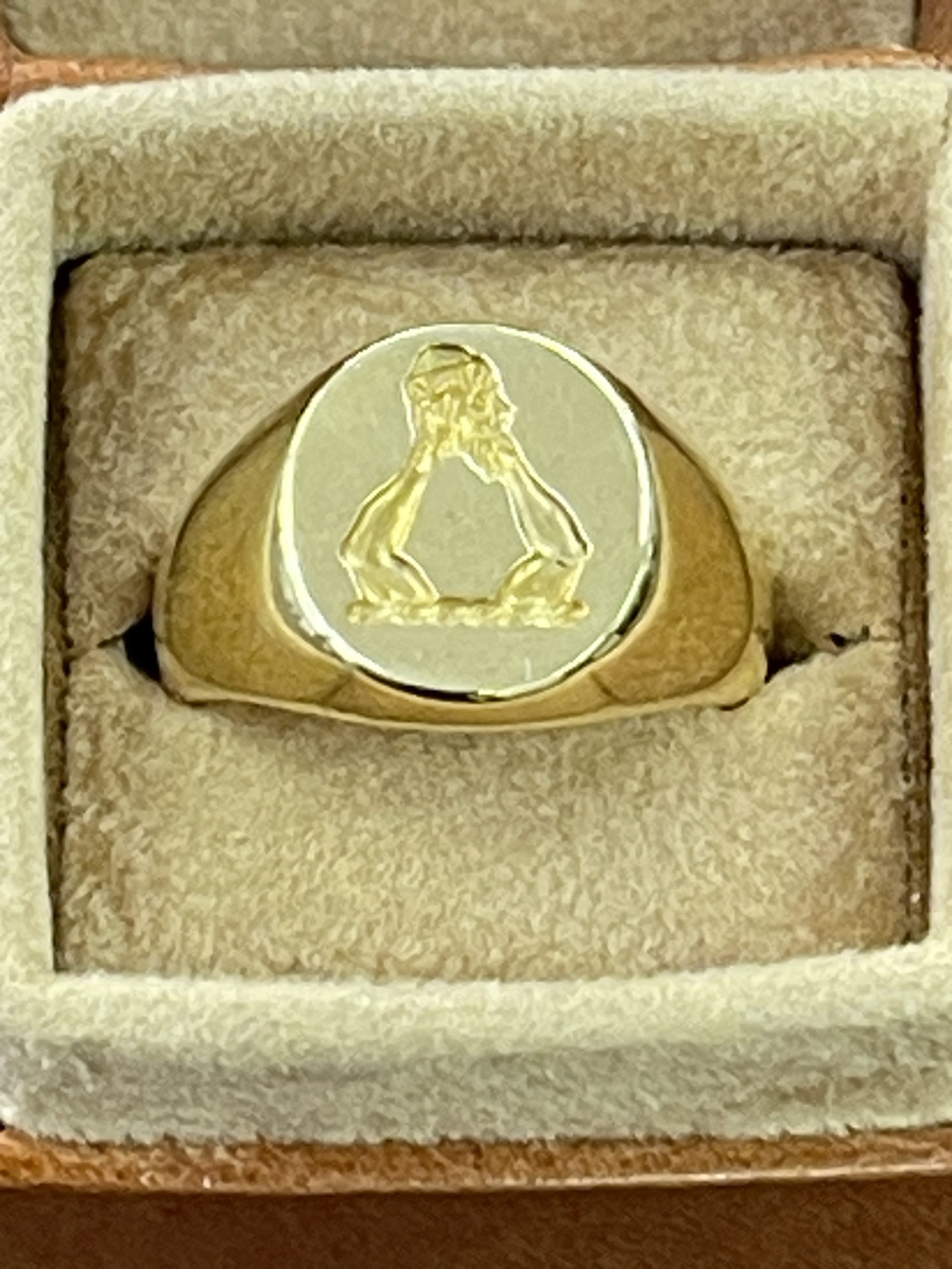 18ct Yellow Gold Engraved Oval Signet Ring Secondhand