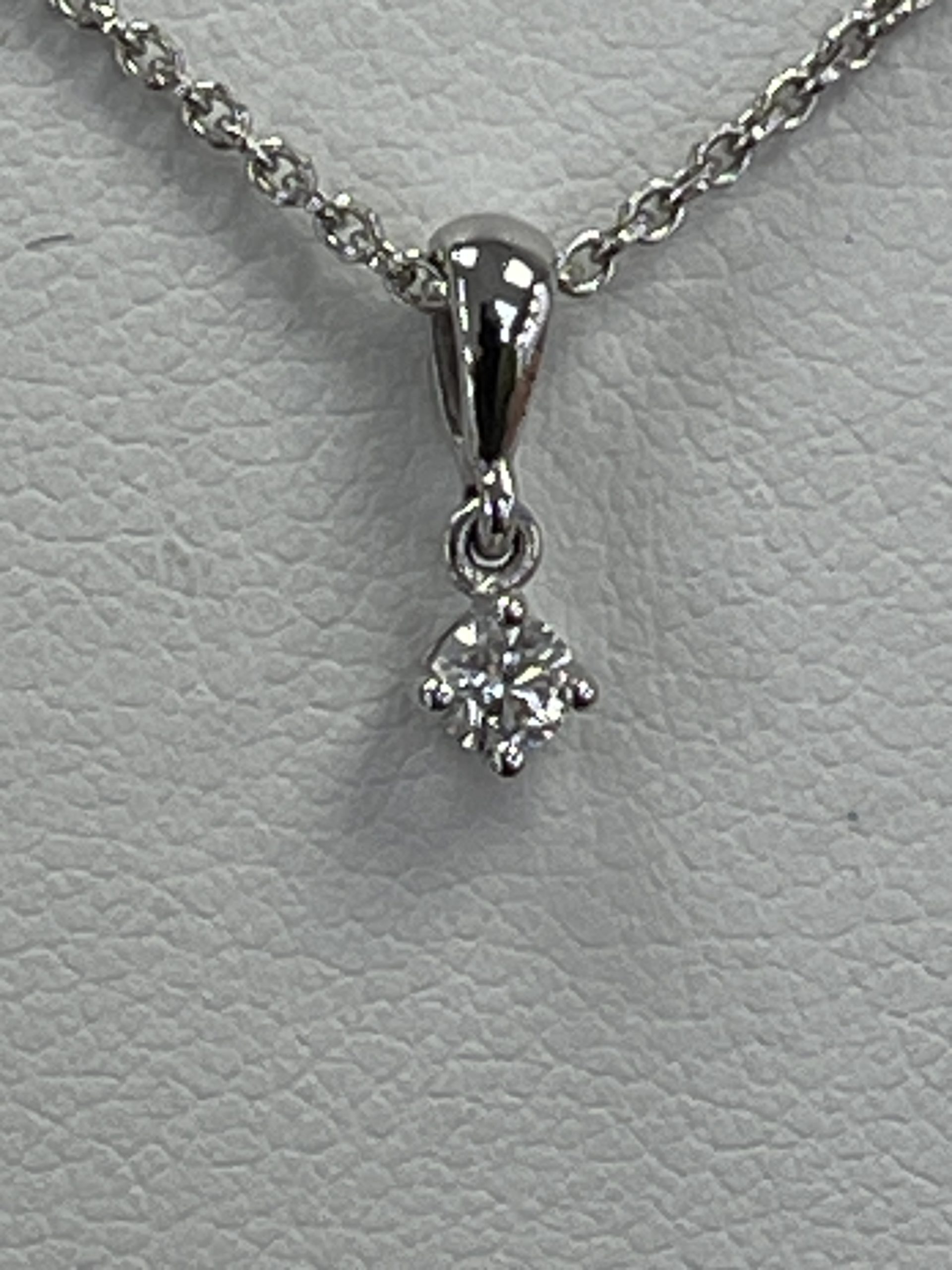 18ct White Gold 10pts Diamond Pendant & Chain Secondhand