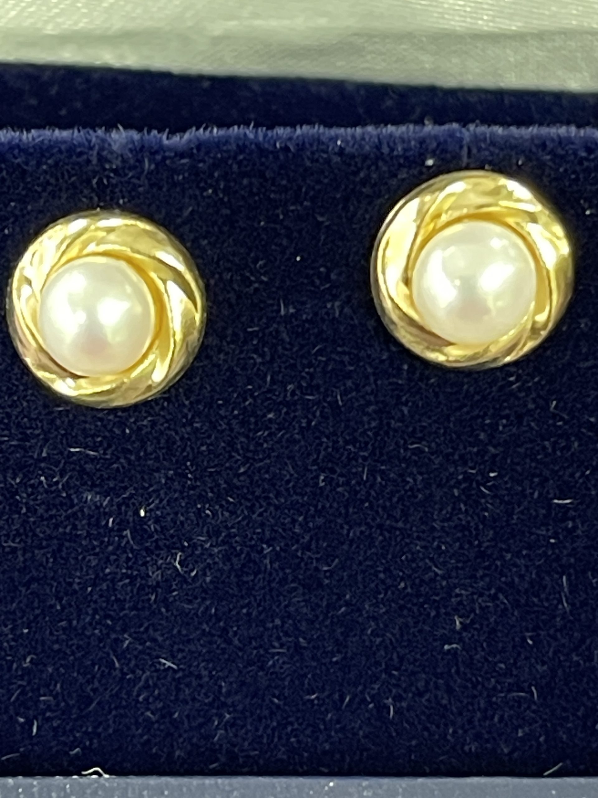 9ct Yellow Gold Twist Design & Pearl Stud Earrings