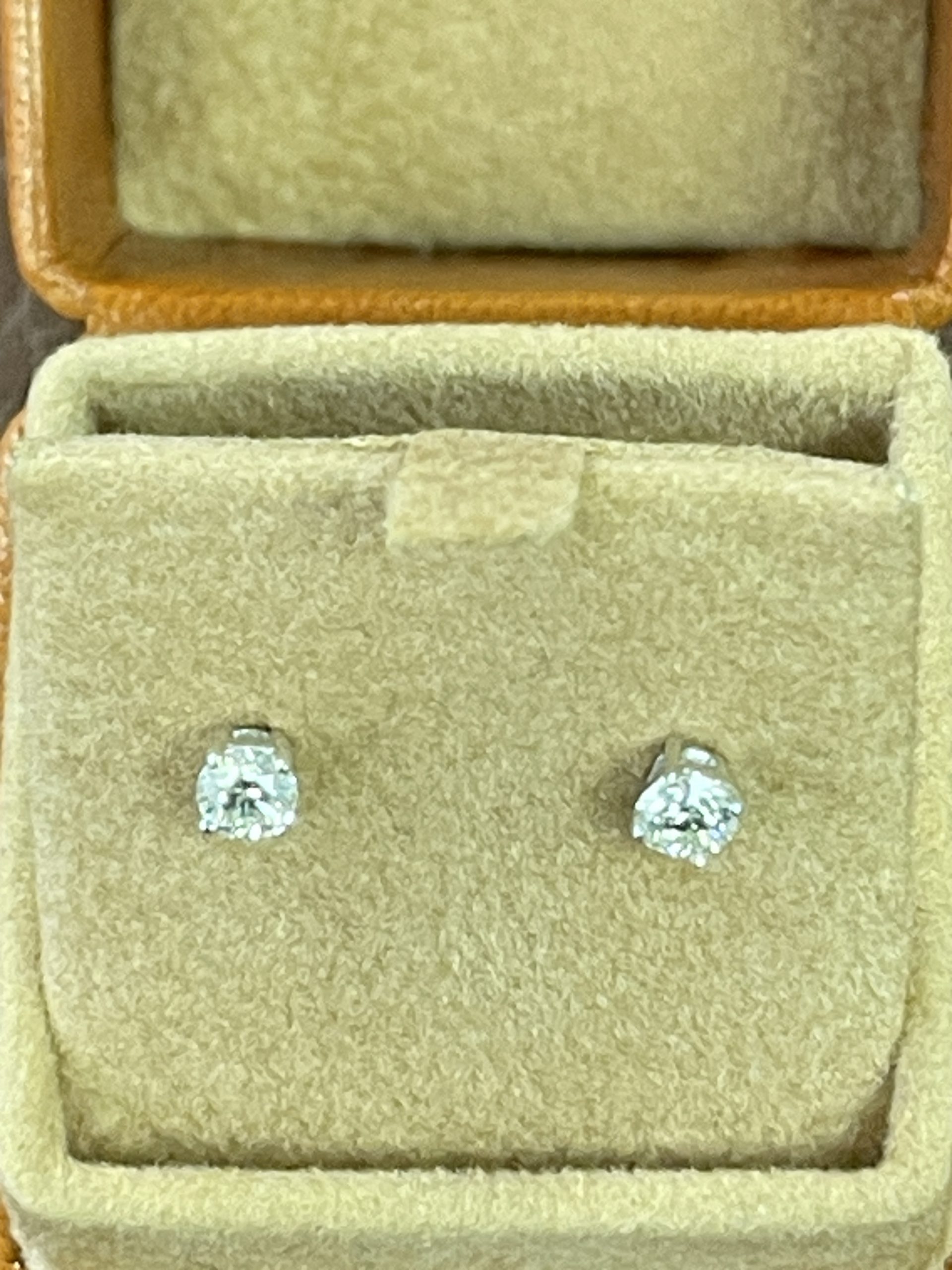 18ct White Gold 25pts Natural Diamond Stud Earrings