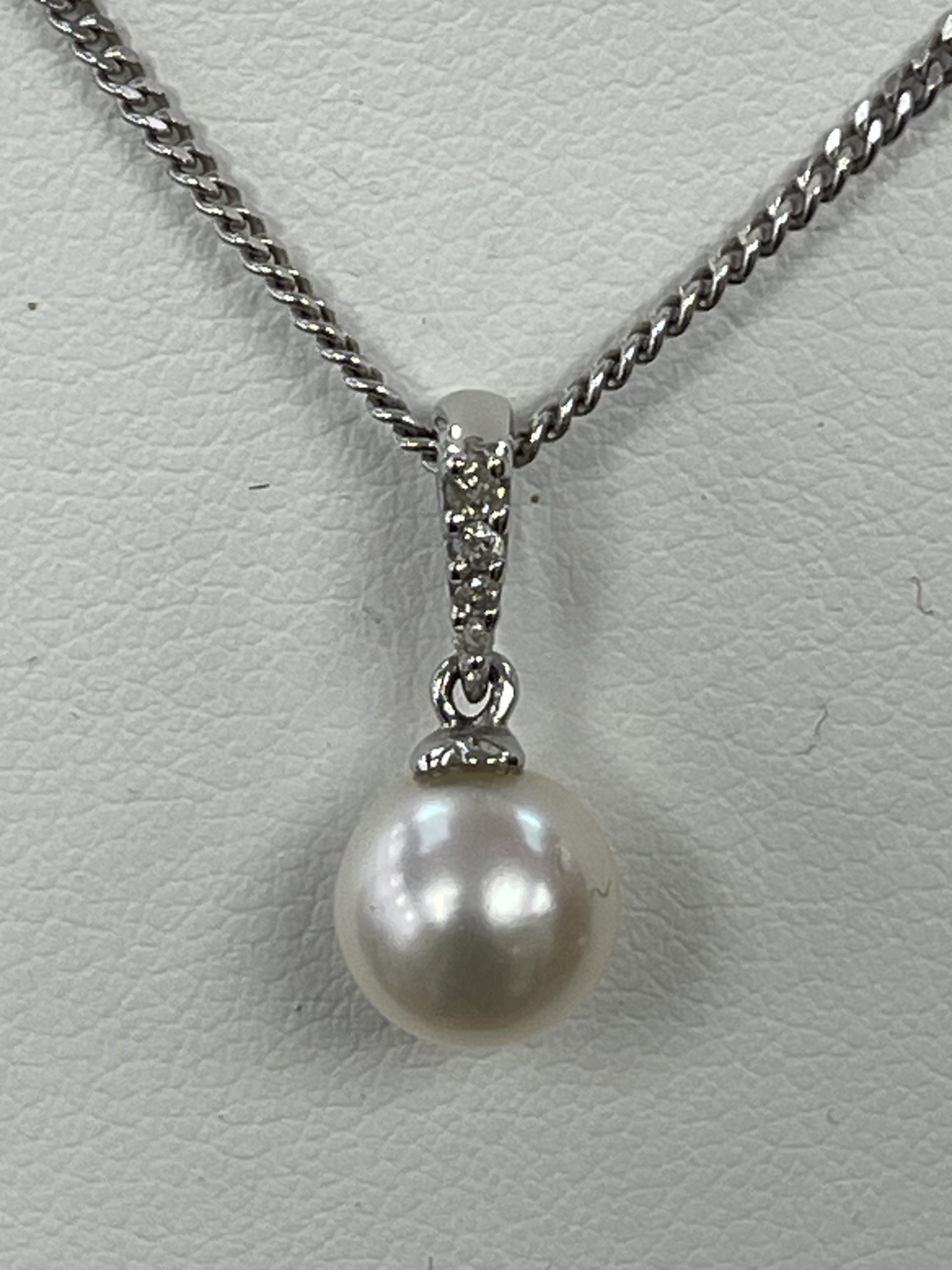 9ct White Gold Cultured Pearl & Diamond Pendant & Chain