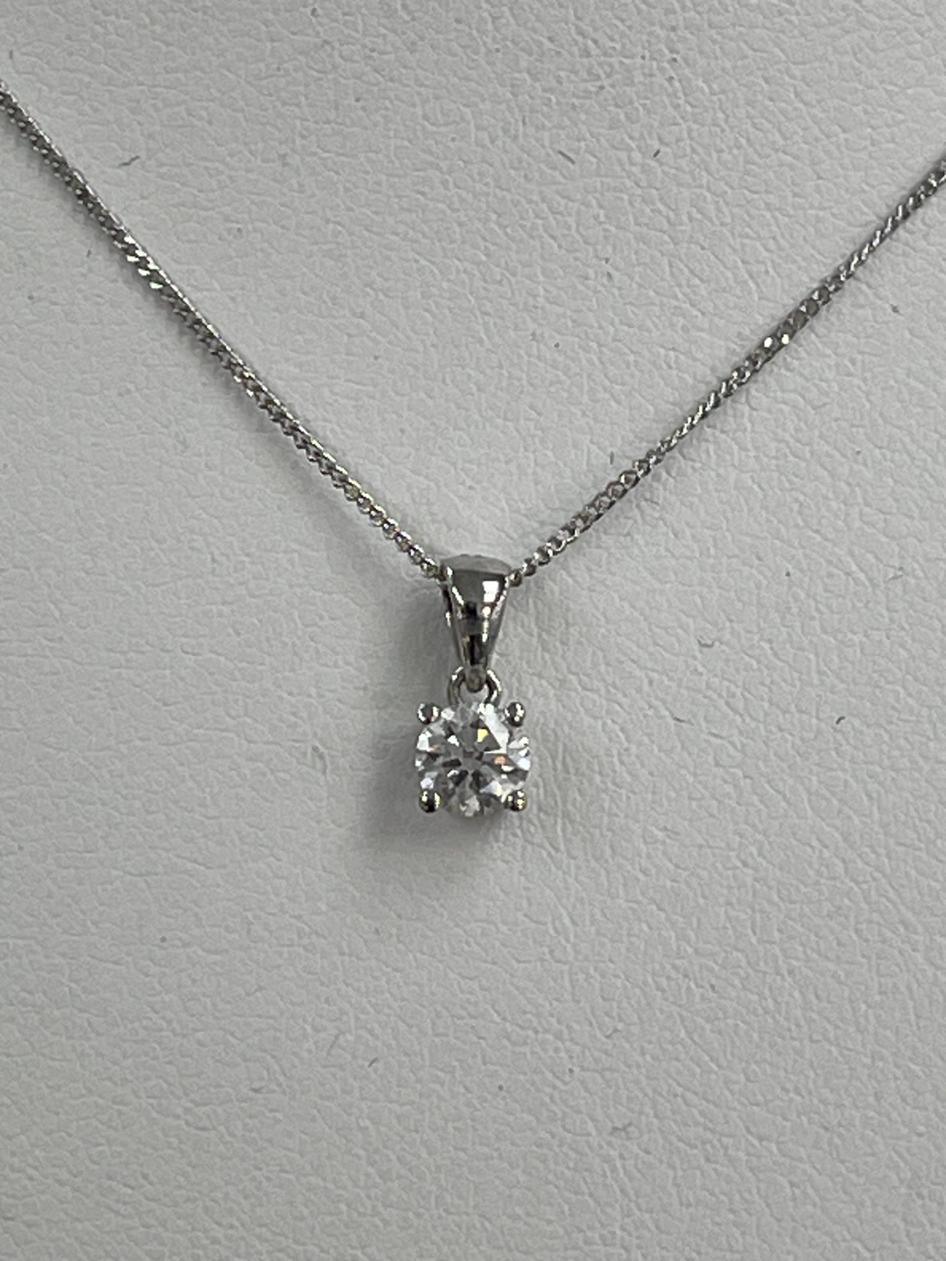 18ct & Platinum Diamond Solitaire Pendant & Chain Preowned
