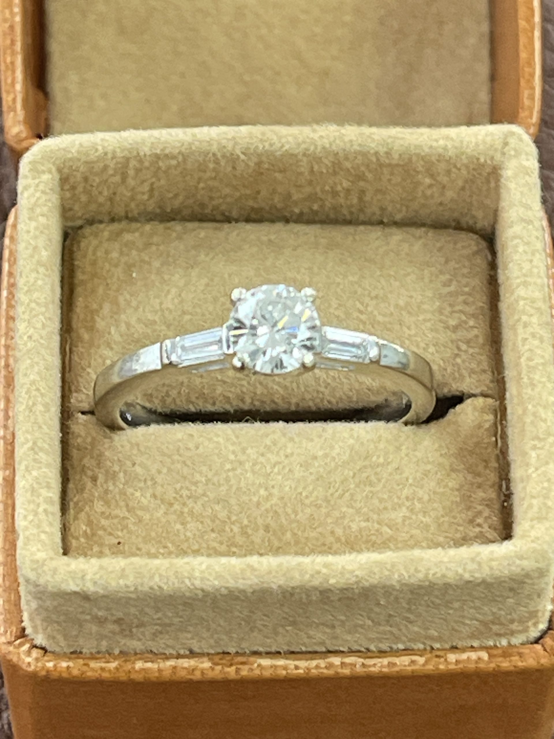 18ct White Gold Diamond Solitaire Ring Secondhand Certificated