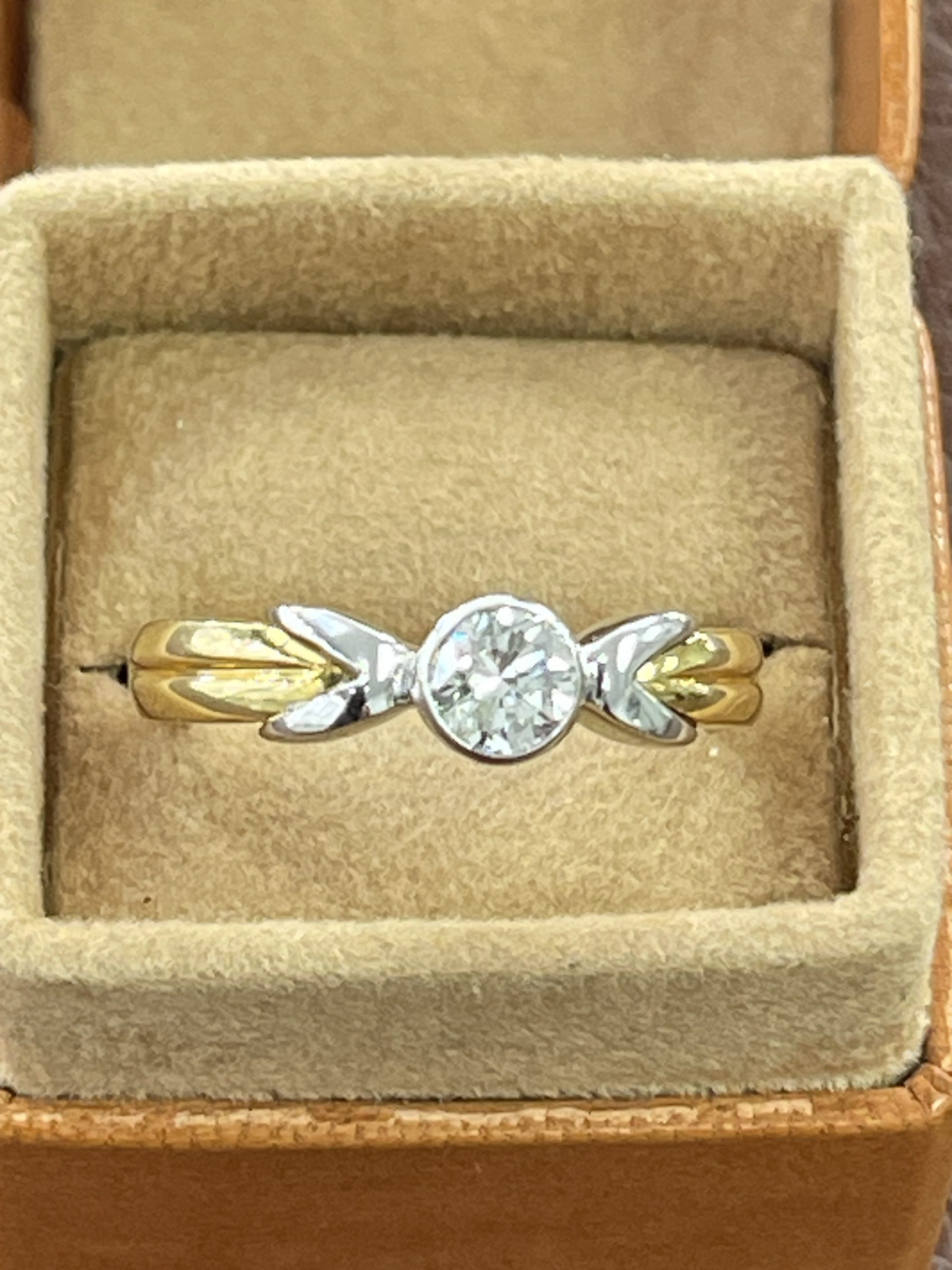 18ct Y/W Gold Solitaire Gold 50pts Diamond Ring Secondhand