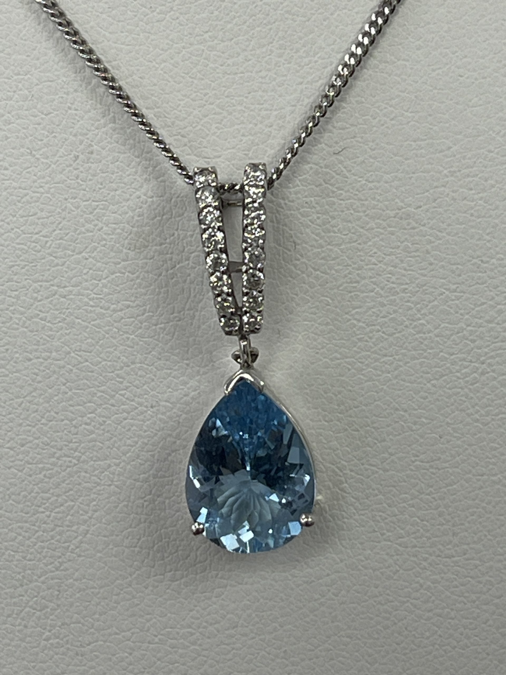 18ct/Plat Aquamarine & Diamond Pendant & Chain Secondhand
