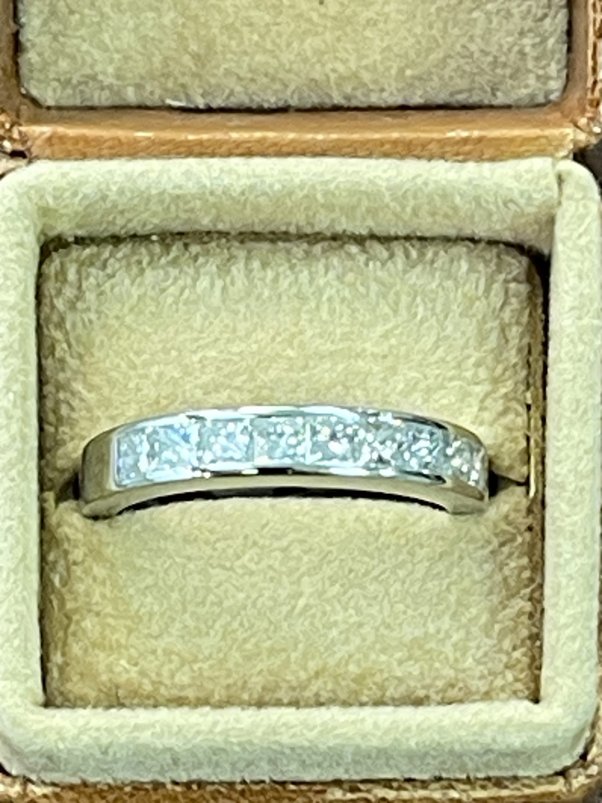 18ct White Gold Princess Cut Diamond Band Ring Secondhand